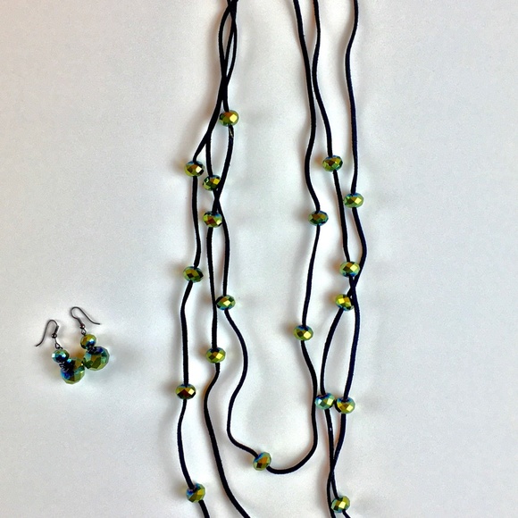 Set of hexagon shaped green beads on leather necklace and earrings. - Picture 4 of 7